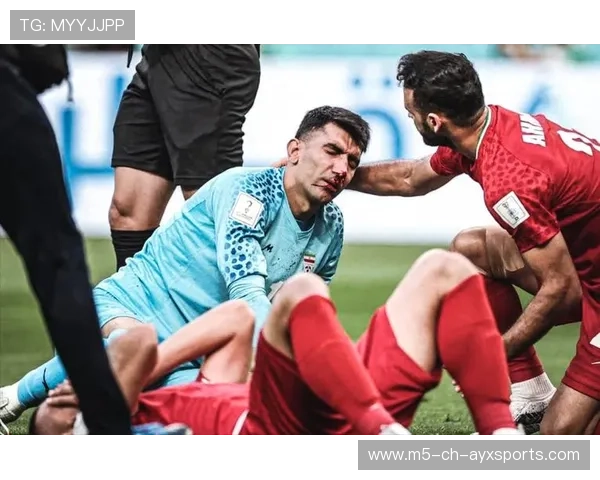 伊朗球员用毯子盖住替补席,被误认为冬奥冰壶队,伊朗杯ds 伊朗球员用毯子盖住替补席,被误认为冬奥冰壶队,伊朗杯ds