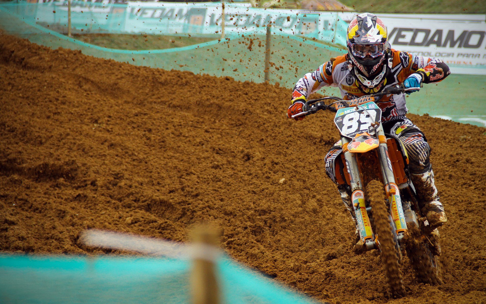 沙滩净滩跑活动 参与者一边慢跑一边清理海洋垃圾