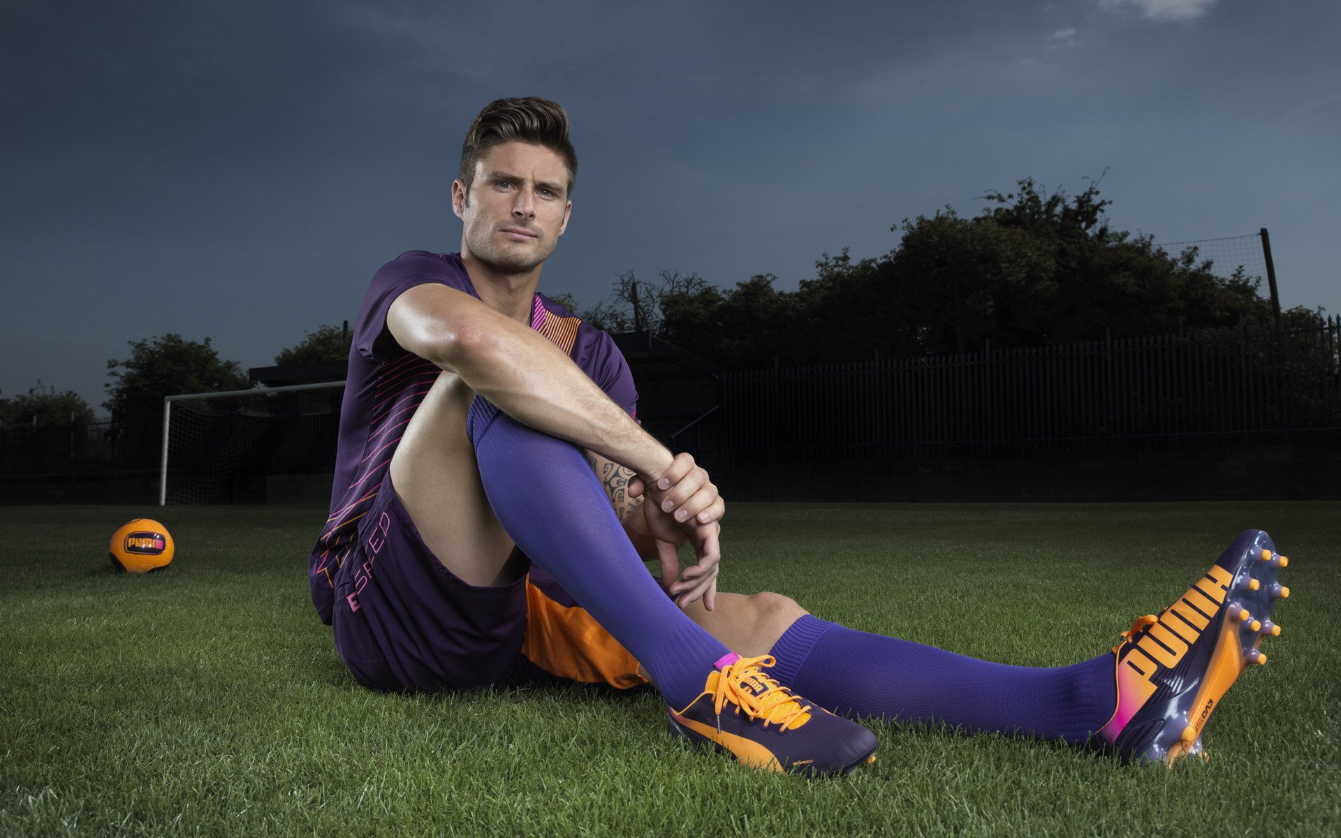 沙滩净滩跑活动 参与者一边慢跑一边清理海洋垃圾